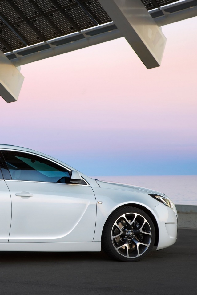 Белый седан под крышей обои