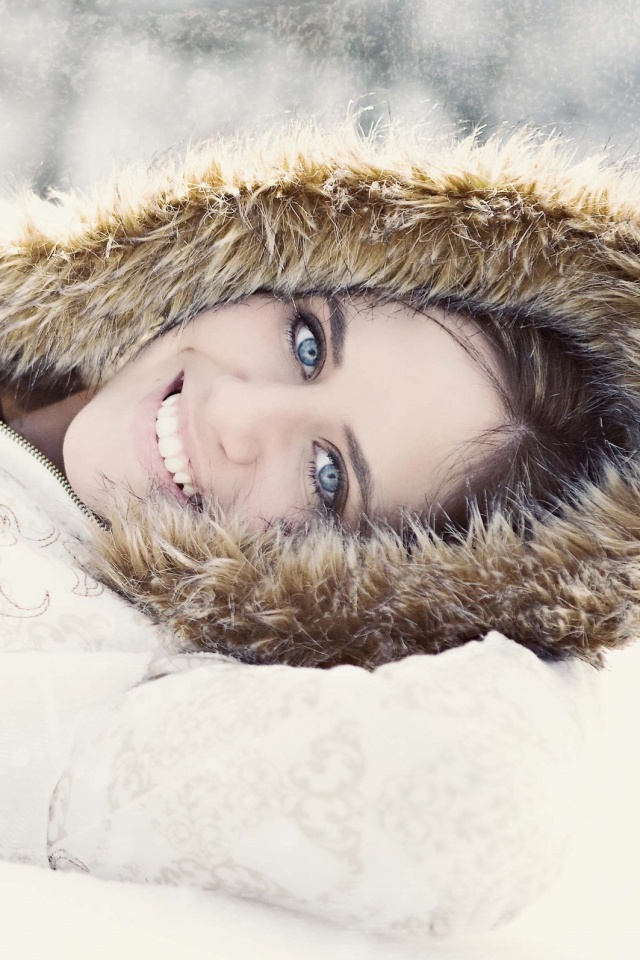 Девушка в снегу обои