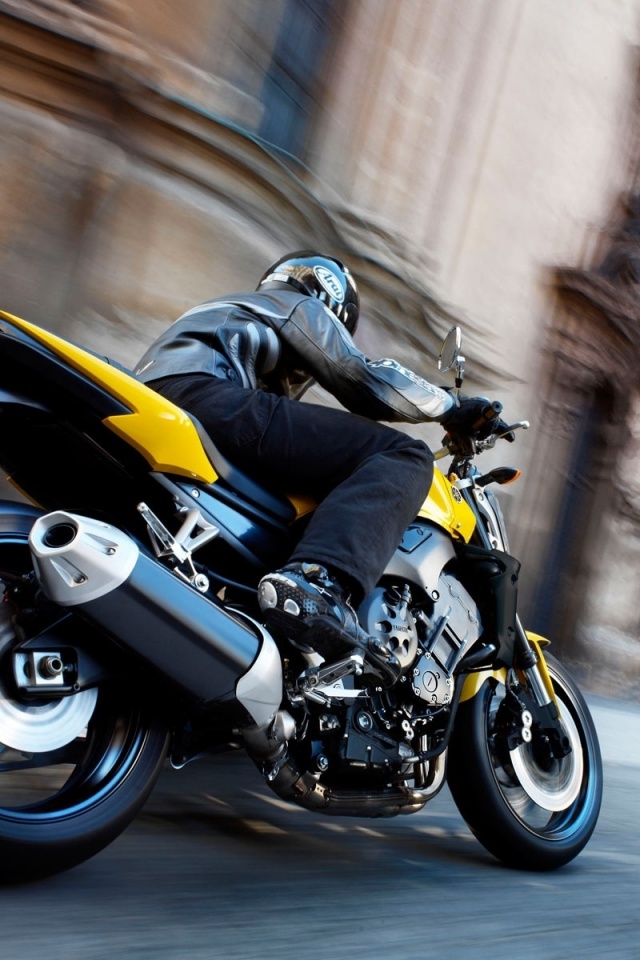 Ямаха и наездник на улицах города обои