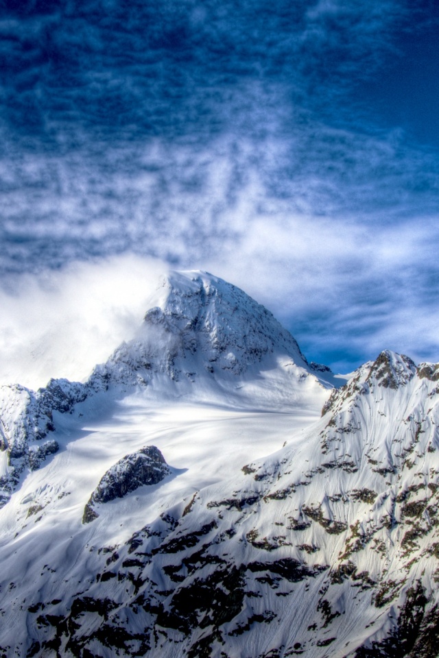 Снежные горные вершины на ветру обои