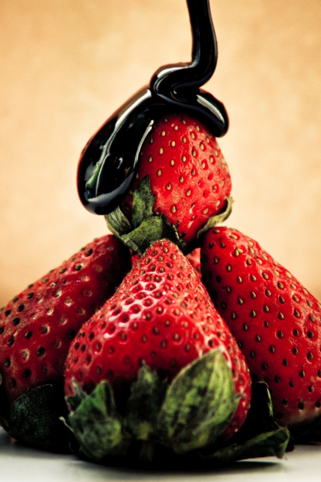 Аппетитная клубничка с шоколадом обои