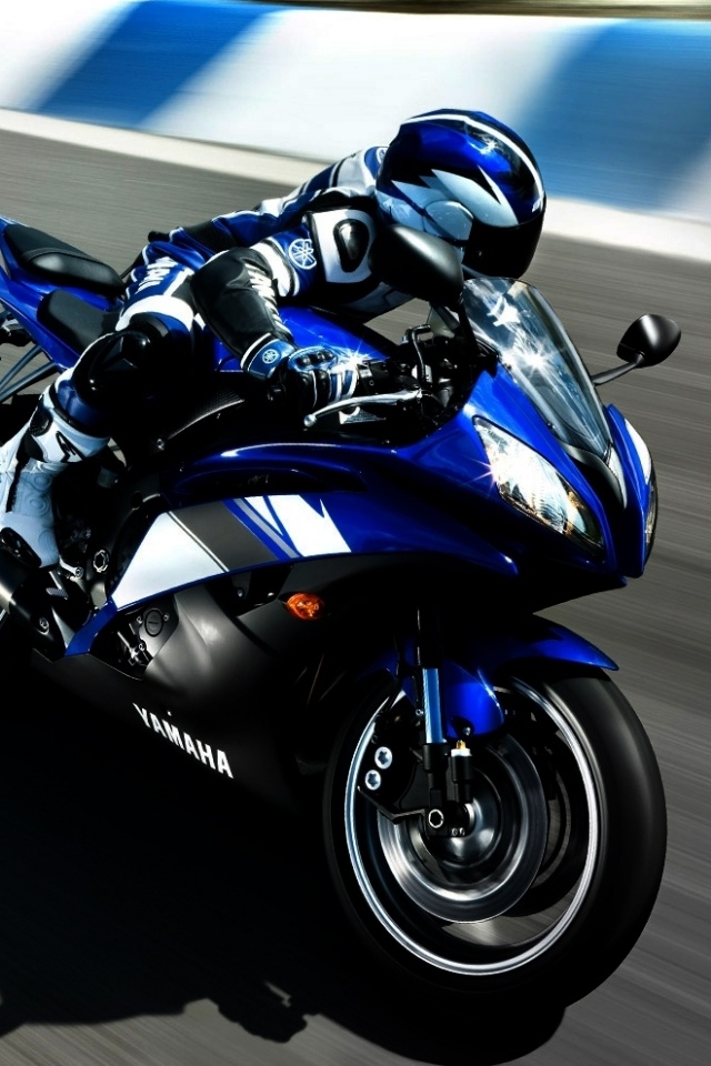 Мотоциклист на трассе обои