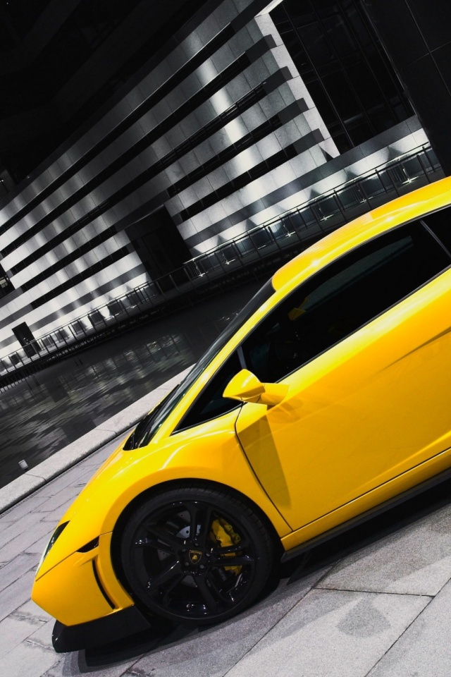 Желтая ламборджини в автосалоне обои