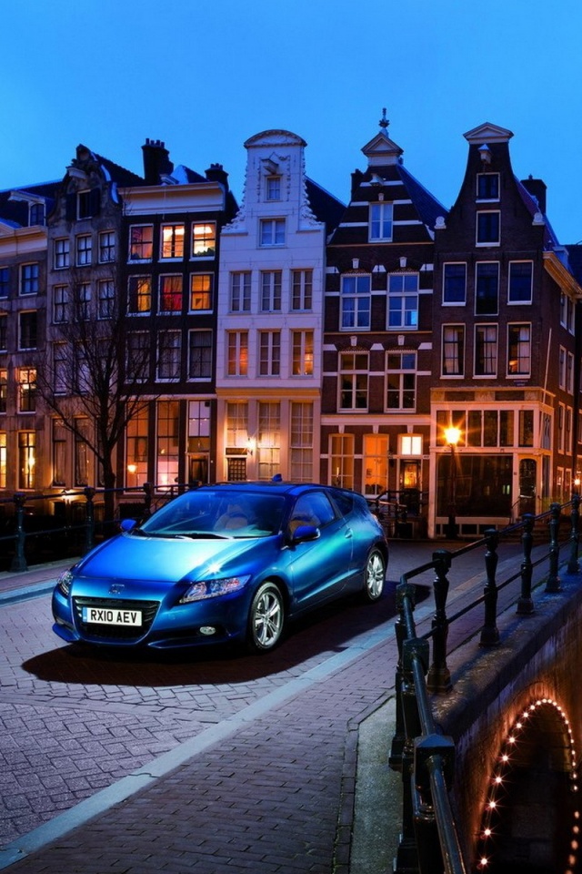 Автомобиль на мосту в свете фонаря обои