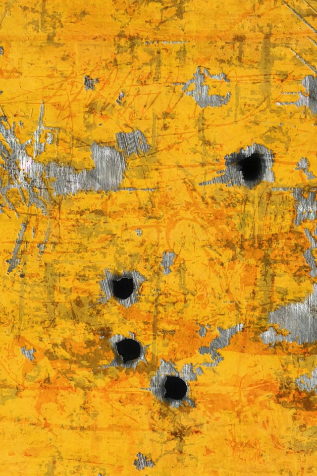 Пулевые отверстия в желтом листе обои
