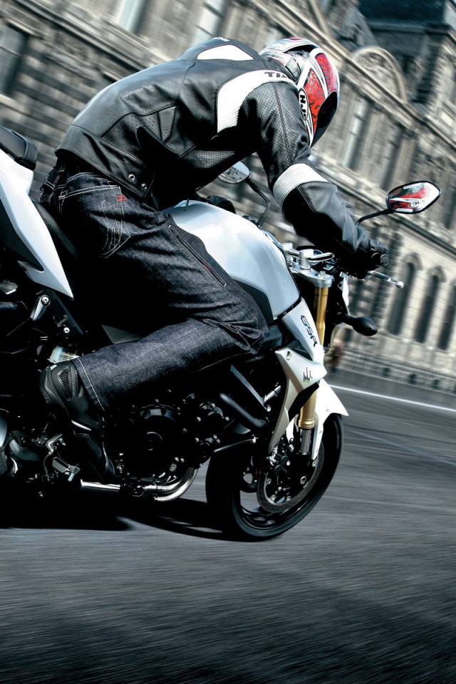 Мотоциклист мчится по городу обои