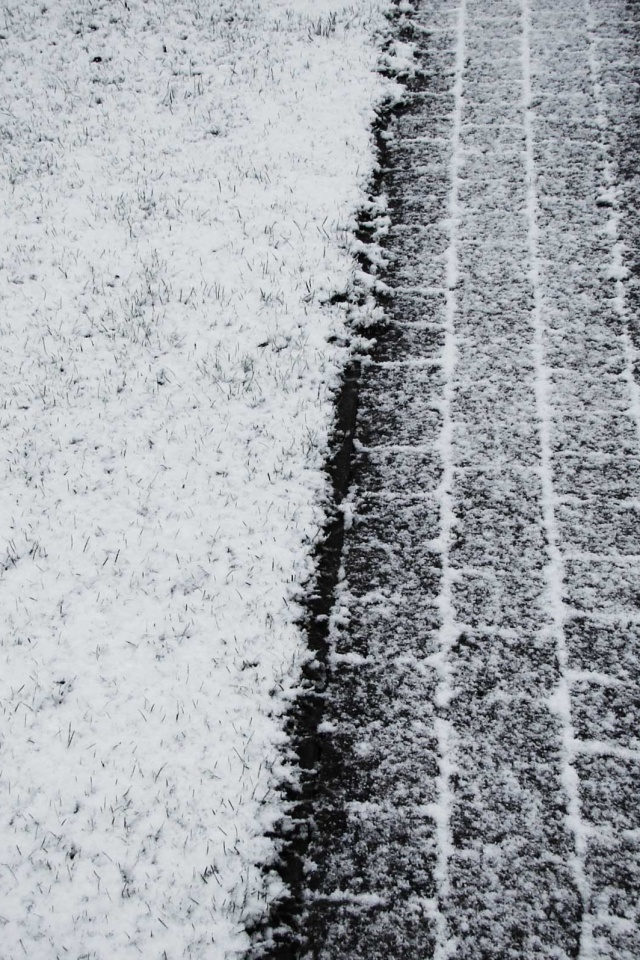 След покрышек в снегу обои