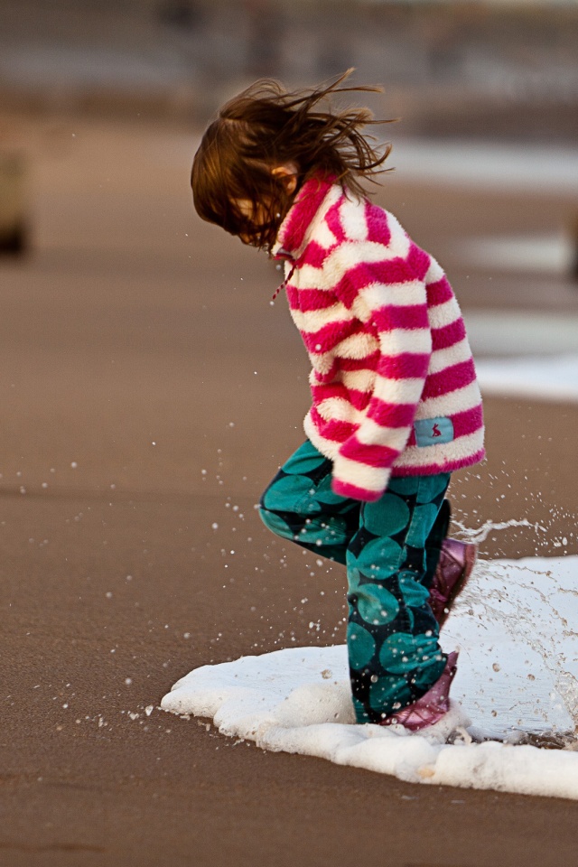 Ребенок и волна обои