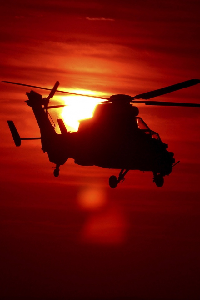 Вертолет в лучах закатного солнца обои