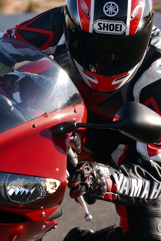 Мотоциклист на красной ямахе обои
