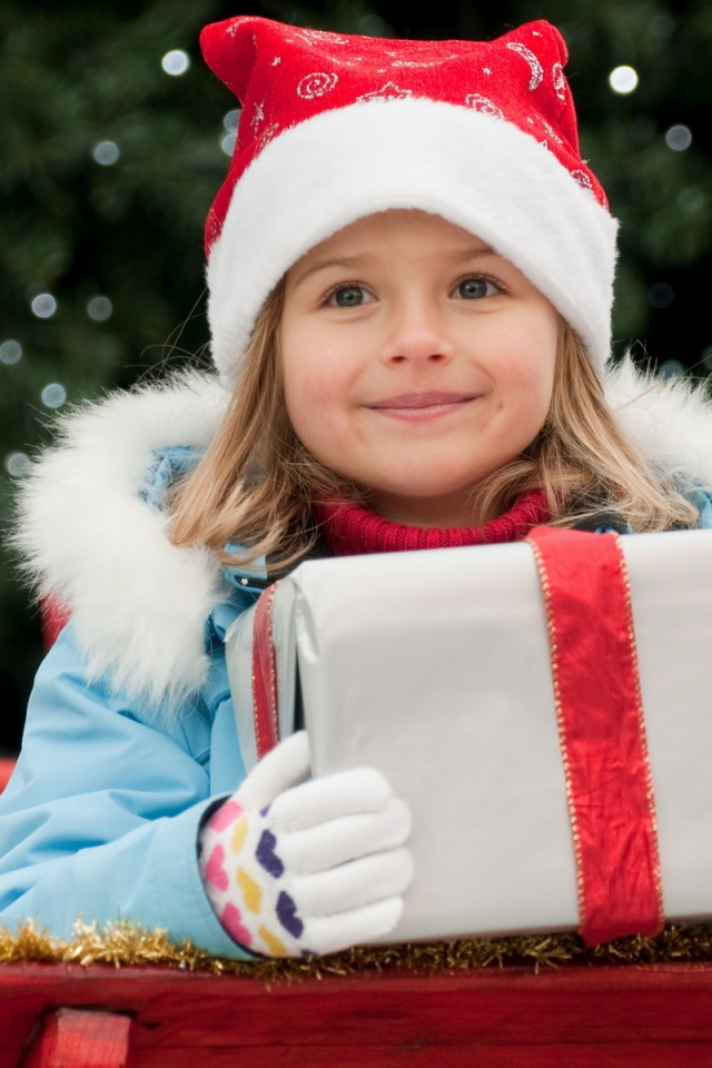 Ребенок с подарком обои