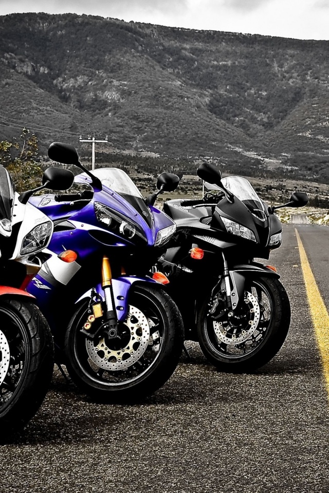 Раллийные мотоциклы на дороге обои