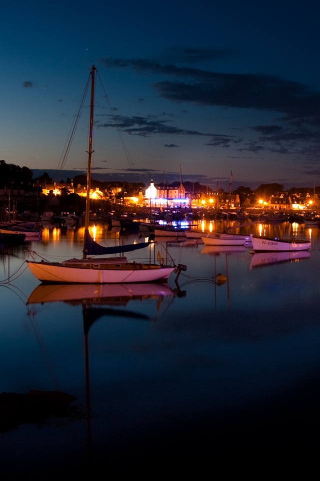 Лодки на вечерней воде обои