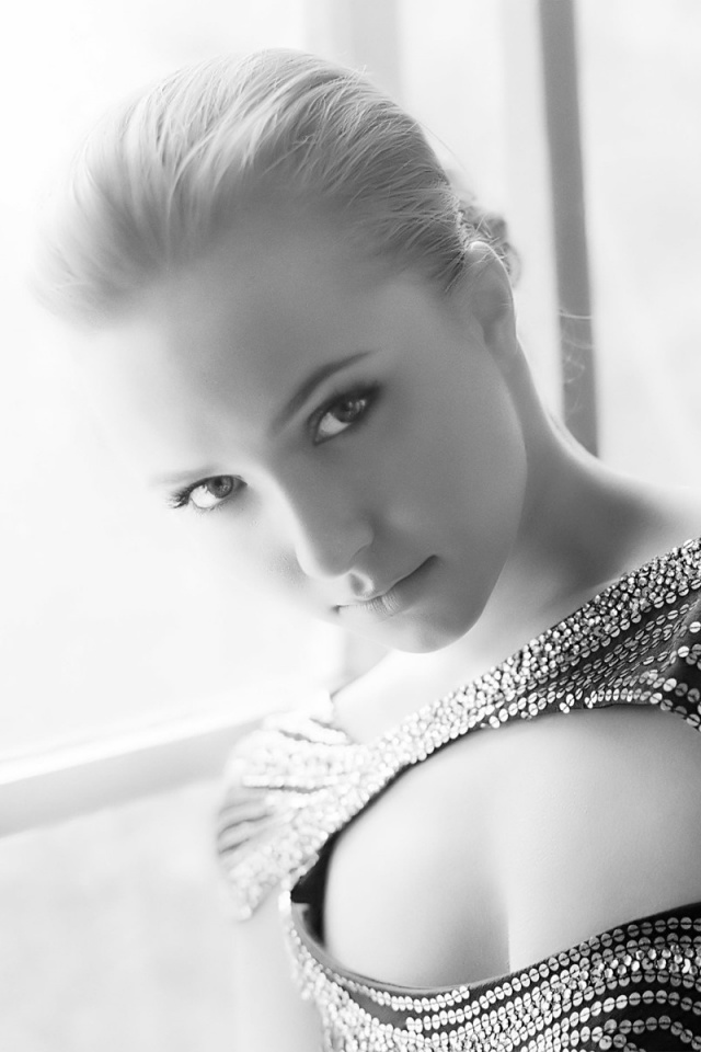 Блондинка у окна обои