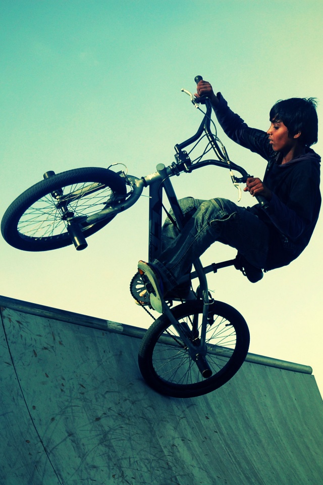 Мальчик на рампе обои