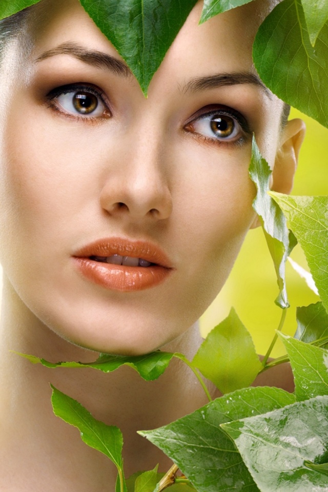 Девушка с зелеными листьями обои