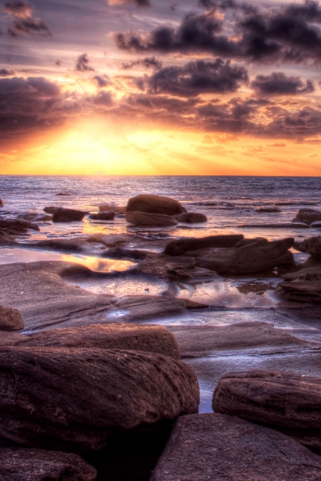 Каменистый берег на закате обои