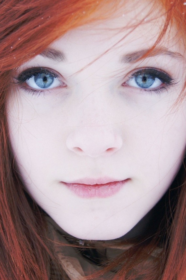 Рыжая в капюшоне обои