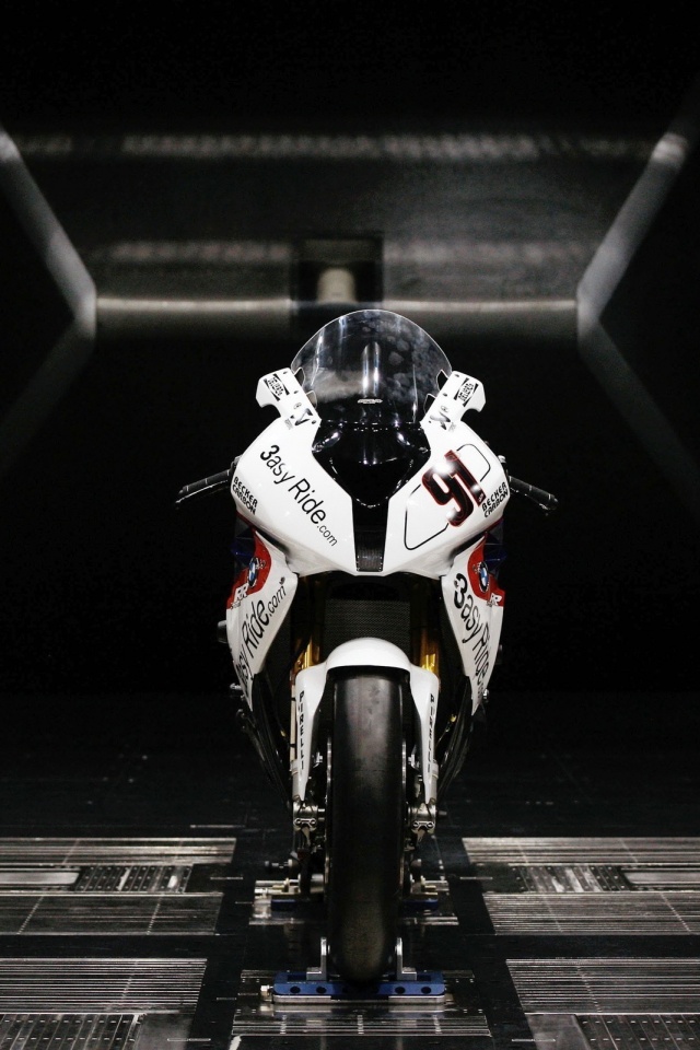 Мотоцикл на тестовом стенде обои