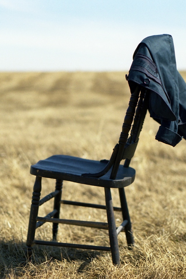 Стул в поле обои