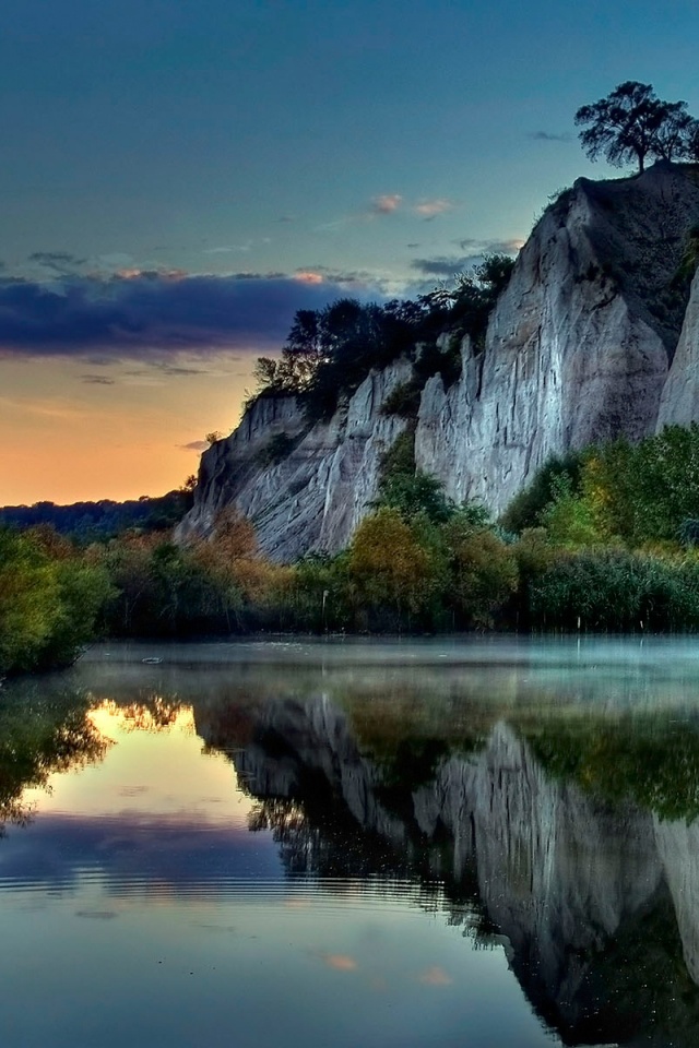 Скалы над озером обои