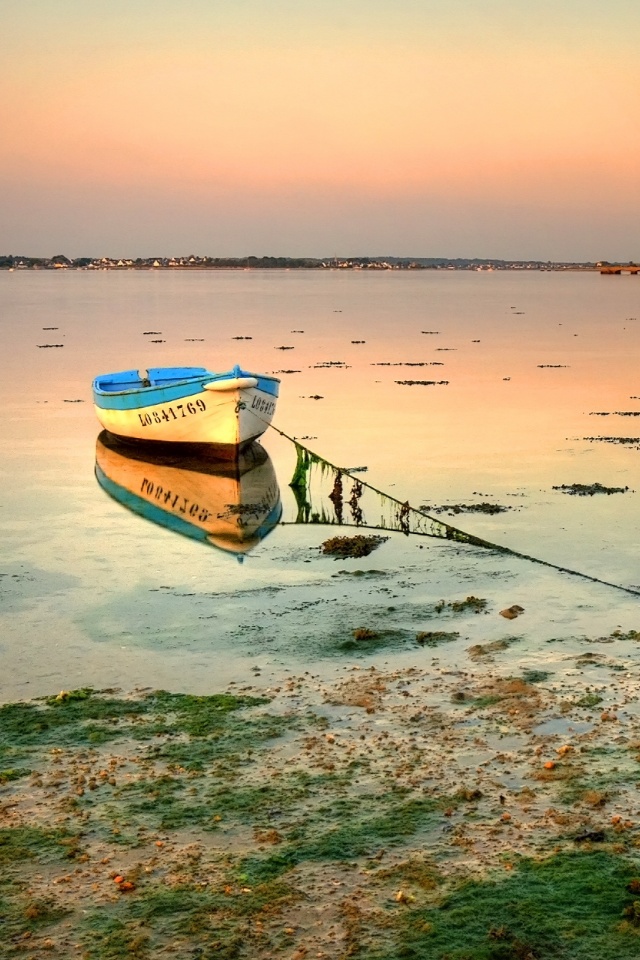 Лодка на илистом берегу обои