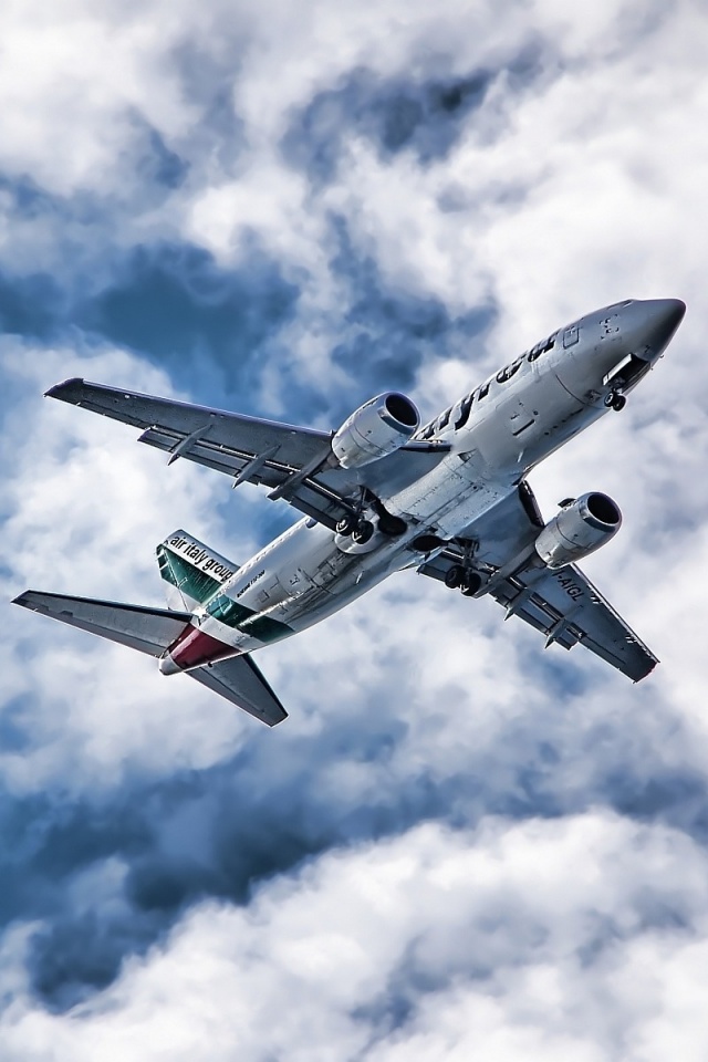 Самолет гражданской авиации в небе обои