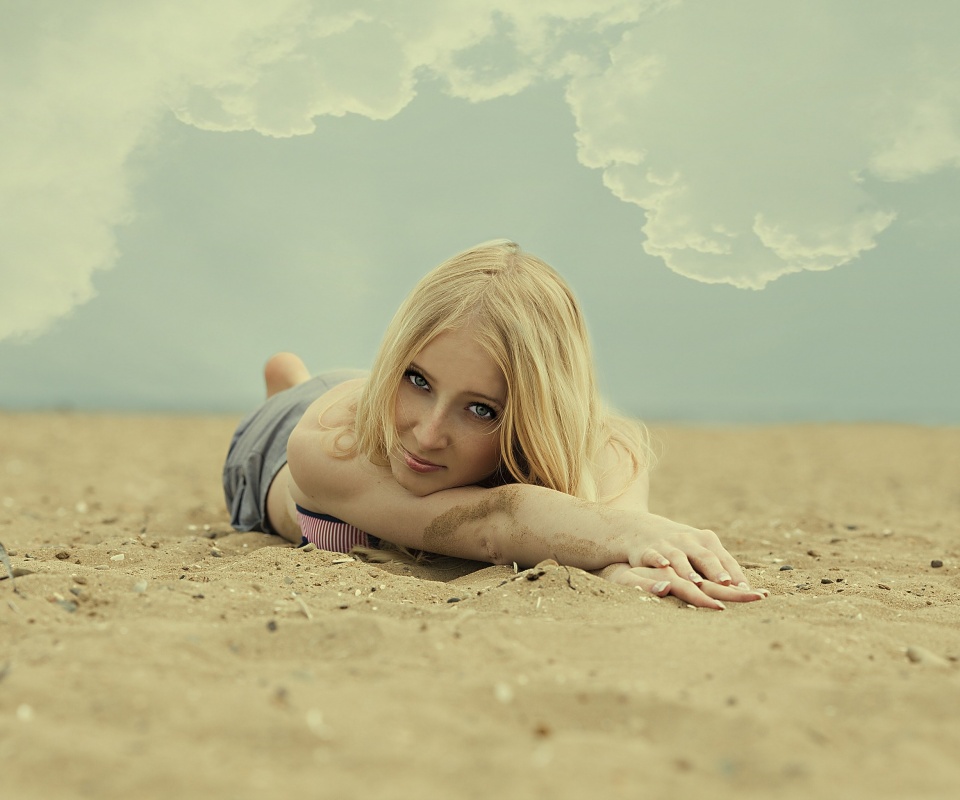 Девушка на пляже обои