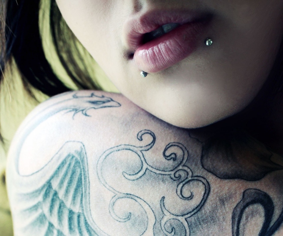 Плечо с татуировкой обои