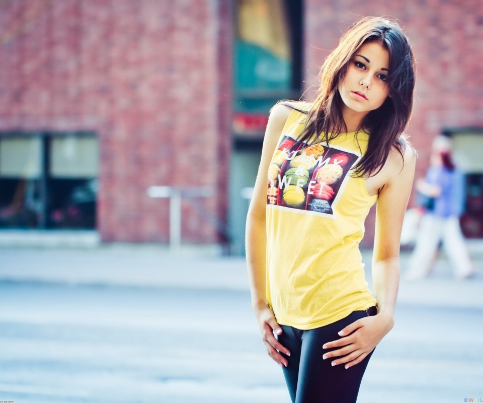 Молодая девушка в городе обои