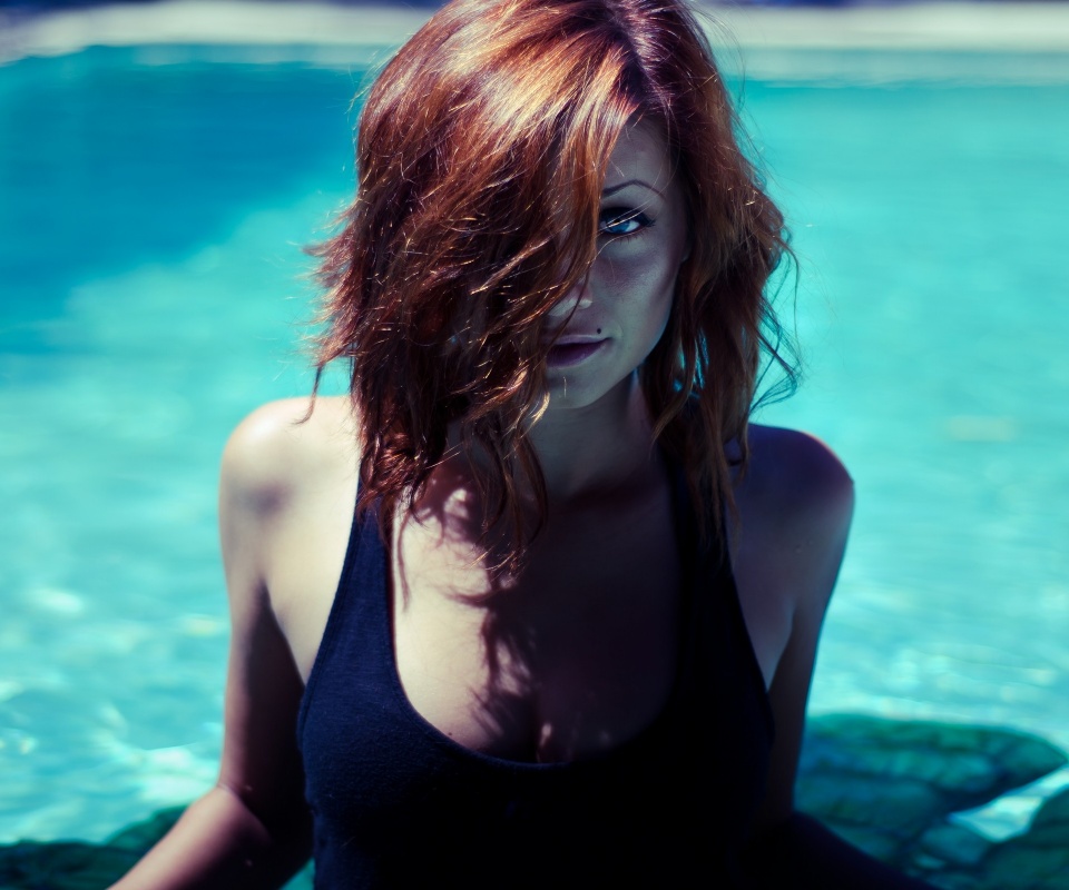 Девушка рядом с бассейном обои