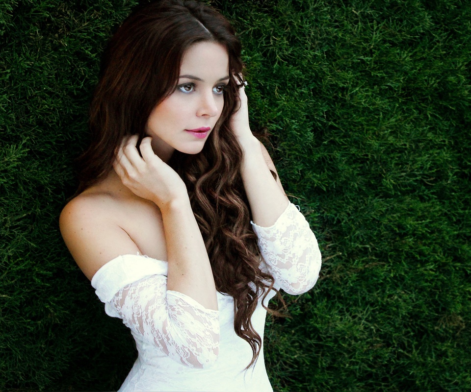 В белом платье обои