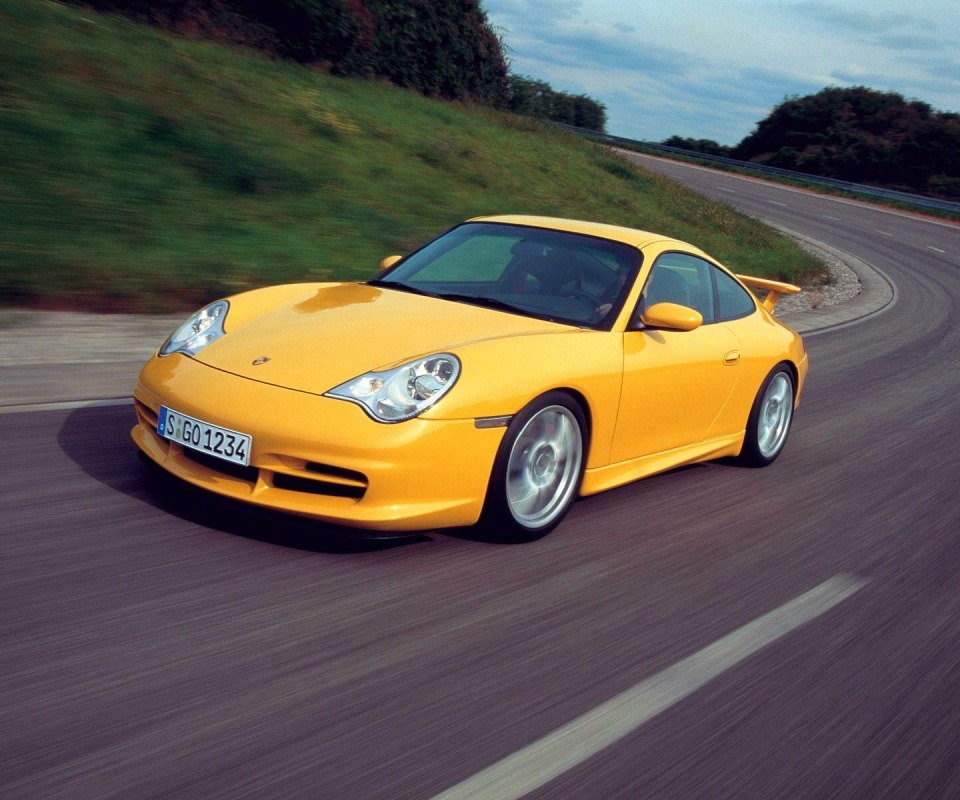 Желтый порш на повороте обои