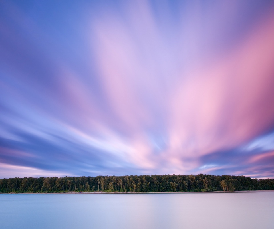 Вечернее небо над озером обои