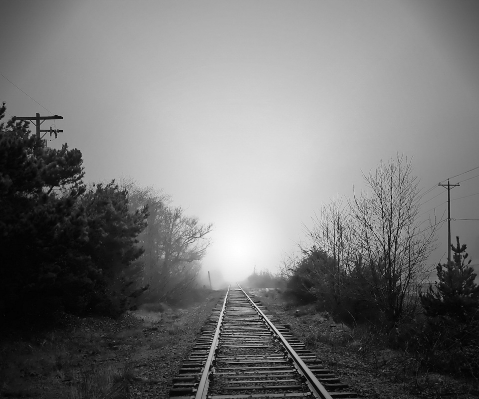 Железная дорога уходит в туман обои