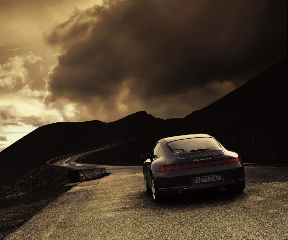 Черный Порше на горной дороге обои