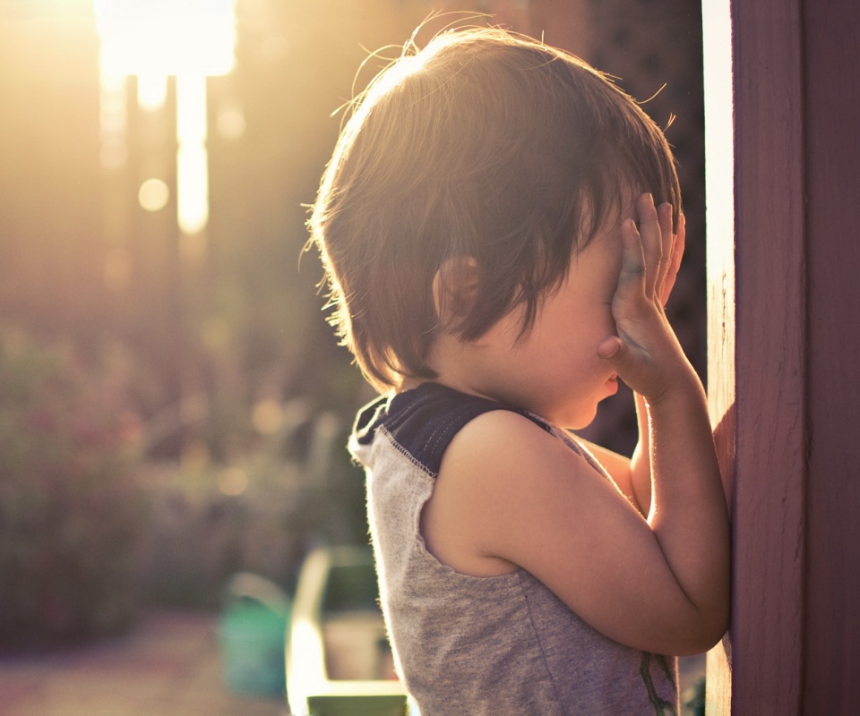 Малыш играет в прятки обои