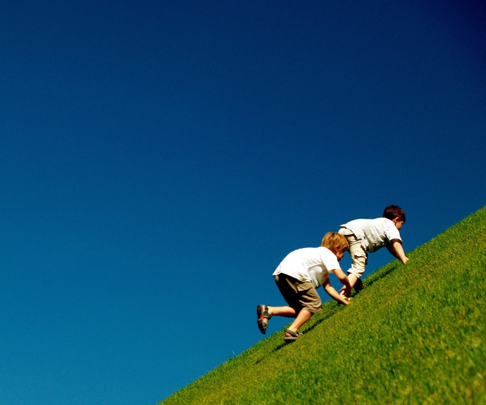 Дети взбираются в гору обои