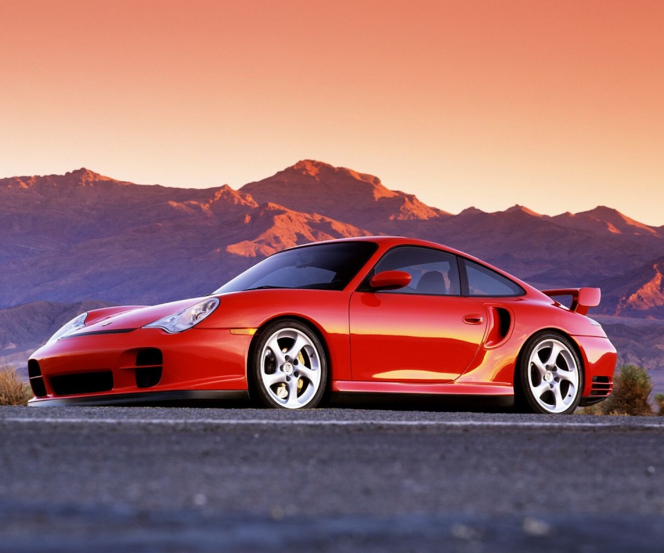 Красный Порше на фоне гор обои