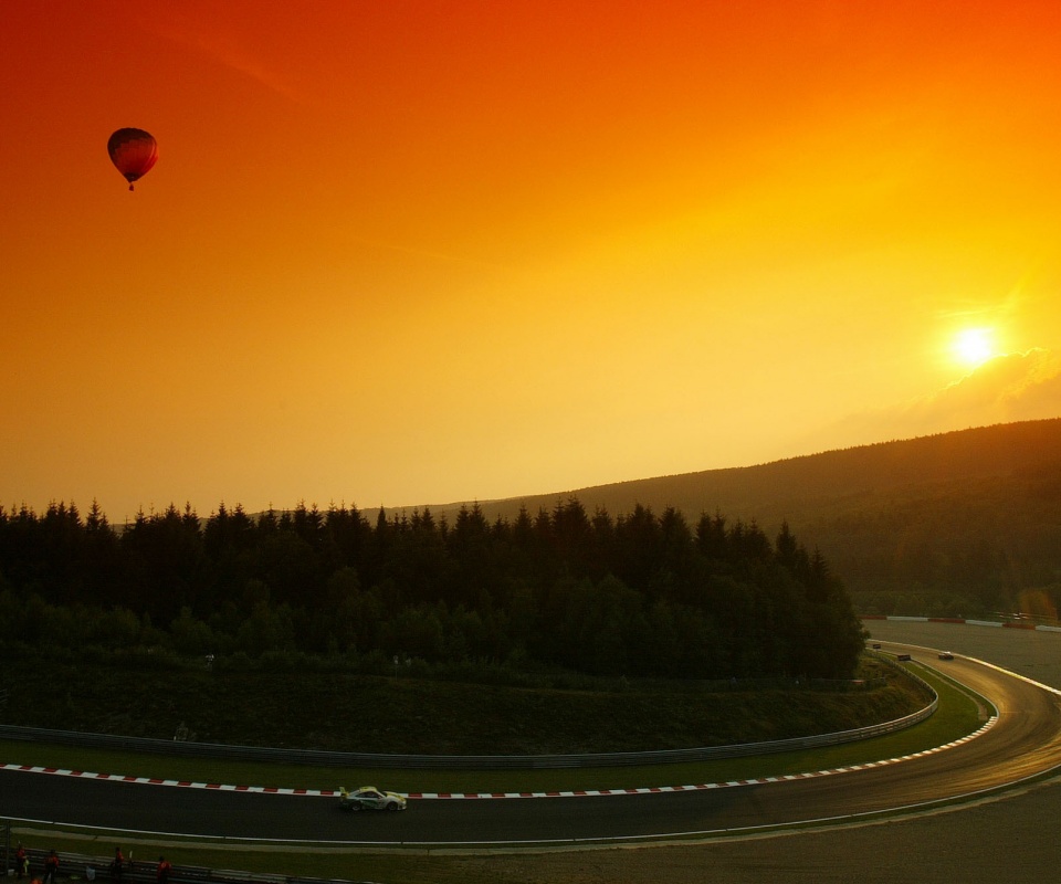 Воздушный шар над треком обои