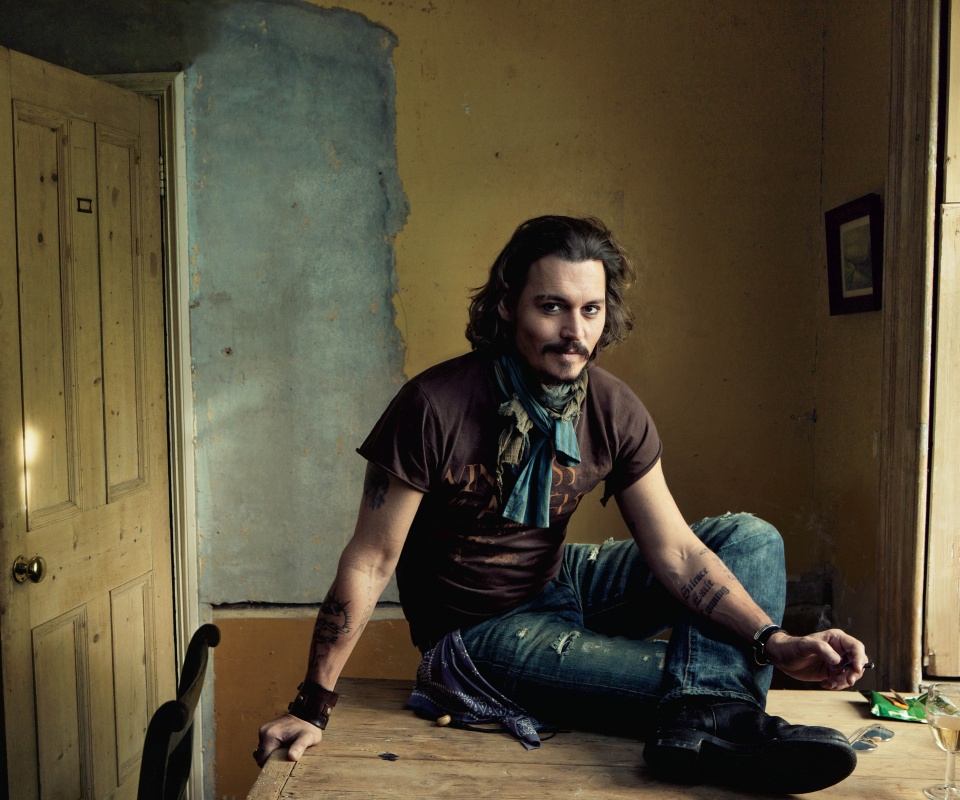 Джонни Депп на столе обои