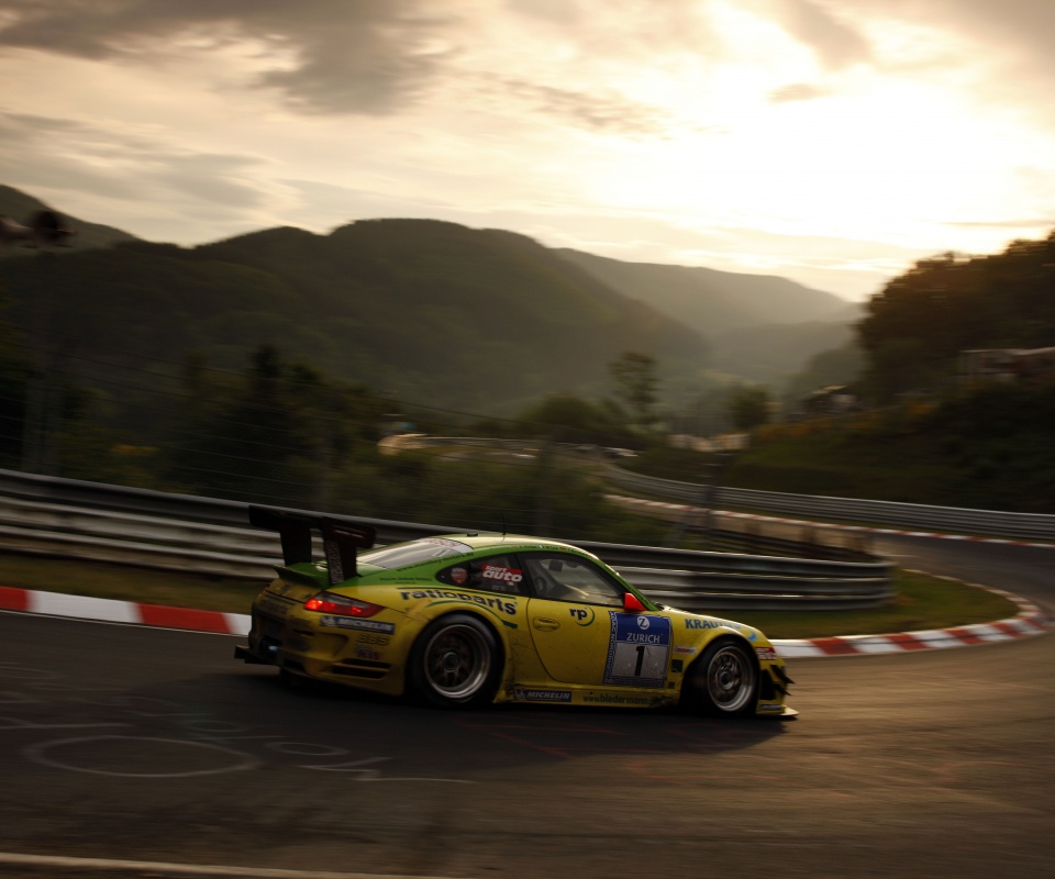 Гоночный Порше на треке обои