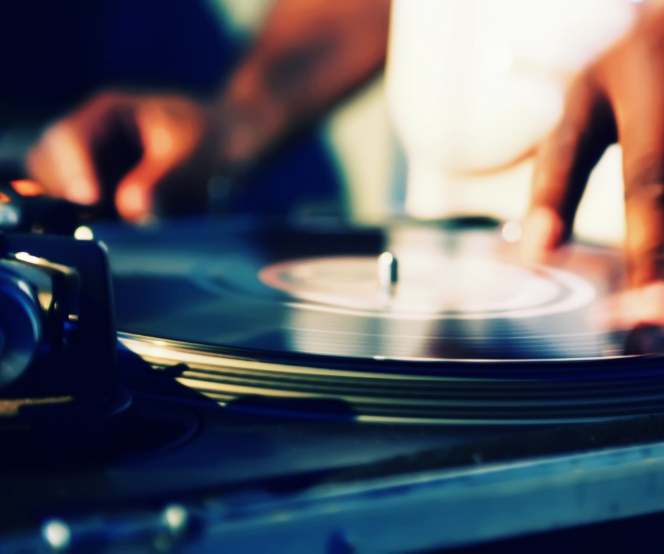 Винил на диджейском пульте обои