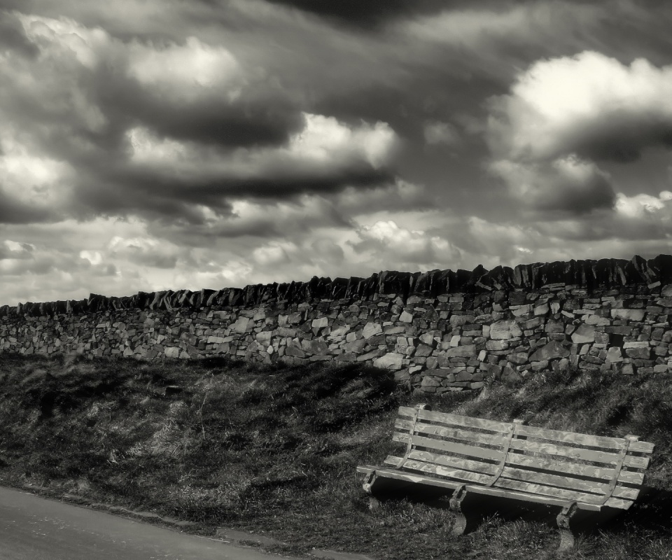 Скамейка у дороги обои