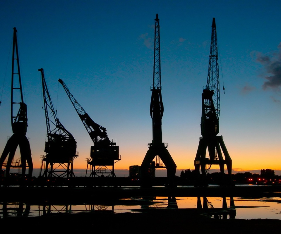 Силуэты портовых кранов обои