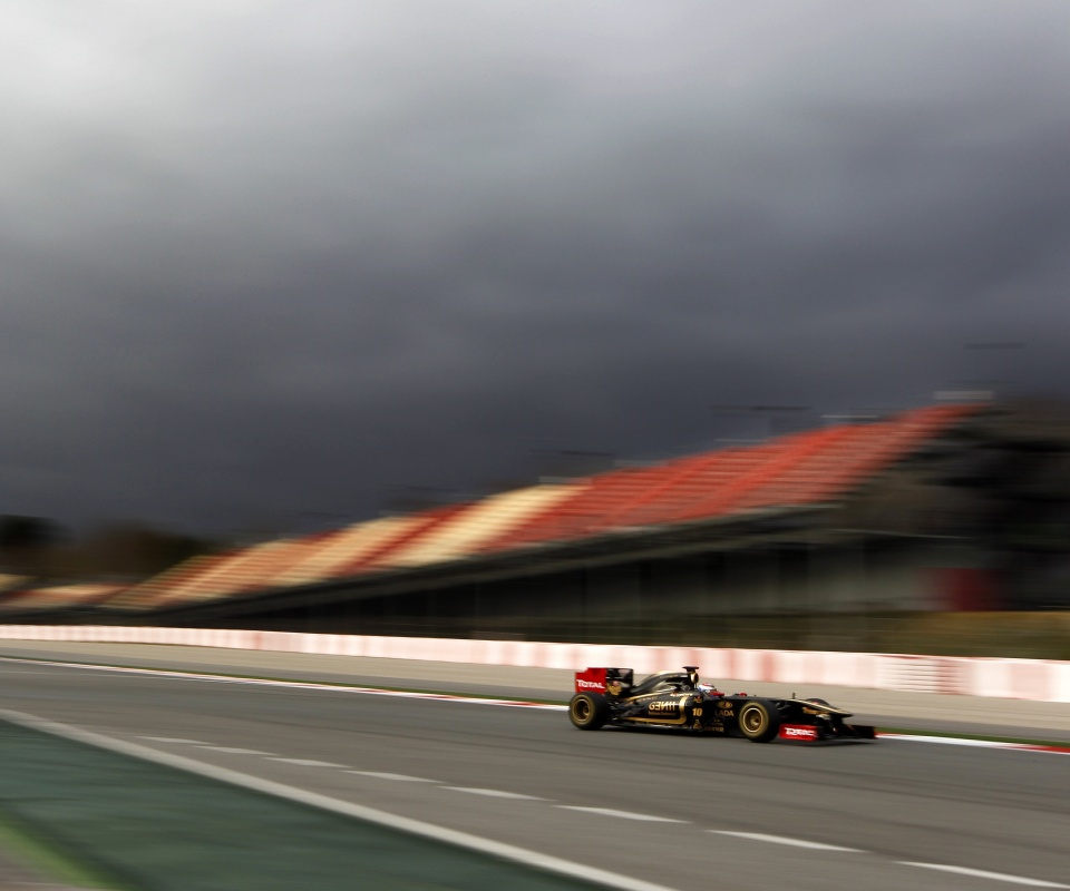 Болид на треке обои