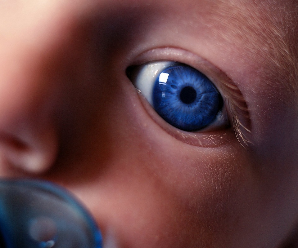 Синий глаз ребенка обои
