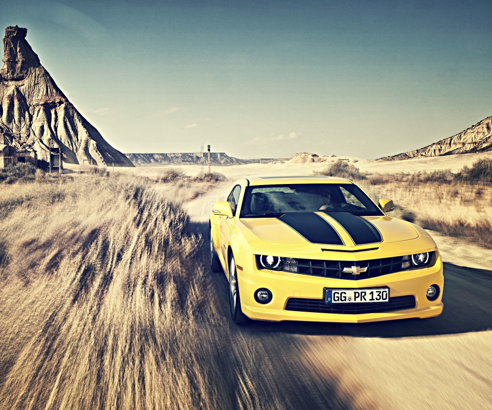 Камаро на пустынной дороге обои