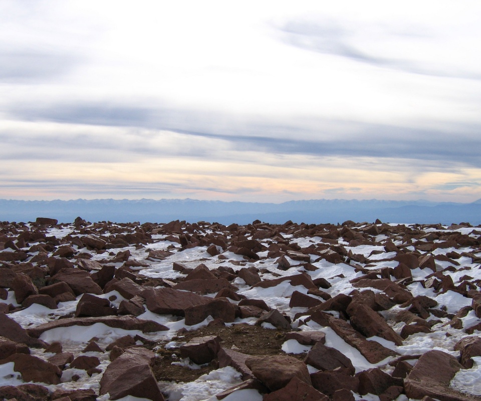 Заснеженная каменистая равнина обои