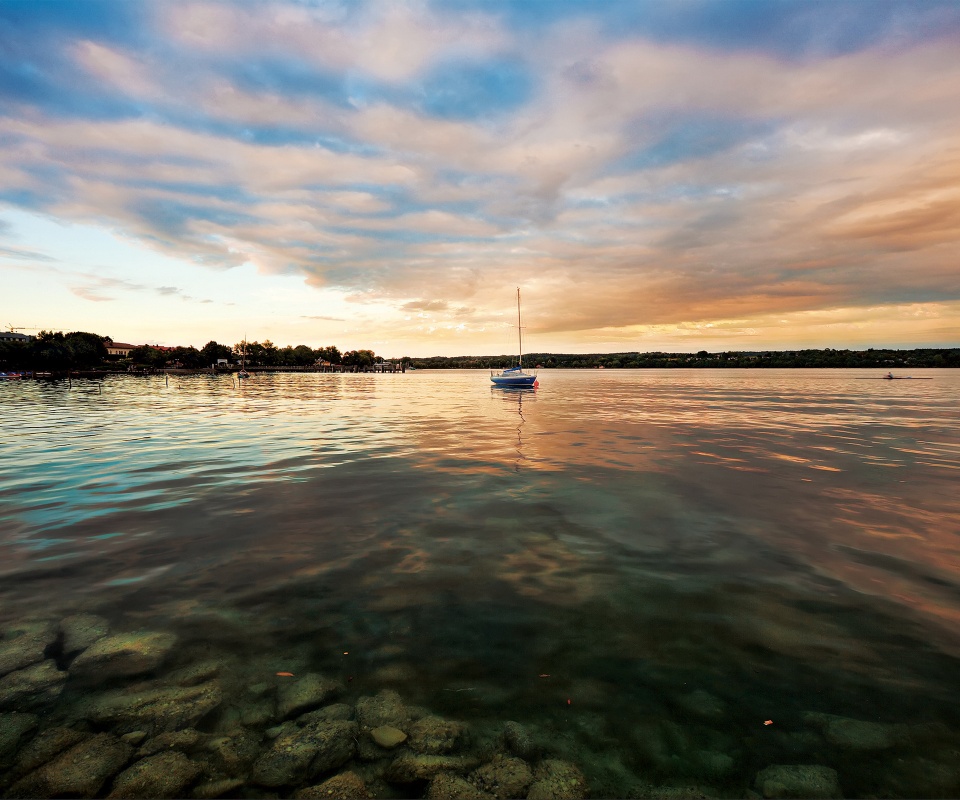 Яхта на озере обои